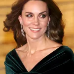 Kate Middleton kenakan anting berlian 40 karat berusia 107 tahun karya Cartier. Anting itu pemberian Ratu Elizabeth II.