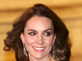 Kate Middleton kenakan anting berlian 40 karat berusia 107 tahun karya Cartier. Anting itu pemberian Ratu Elizabeth II.