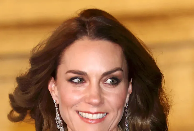 Kate Middleton kenakan anting berlian 40 karat berusia 107 tahun karya Cartier. Anting itu pemberian Ratu Elizabeth II.