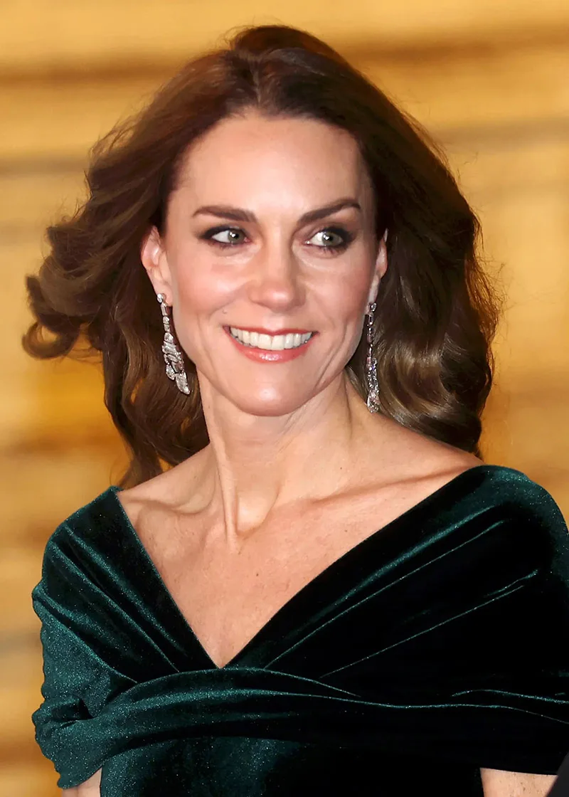 Kate Middleton kenakan anting berlian 40 karat berusia 107 tahun karya Cartier. Anting itu pemberian Ratu Elizabeth II.