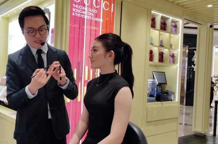 Tips menggunakan lipstik warna merah dan padanan makeup-nya.