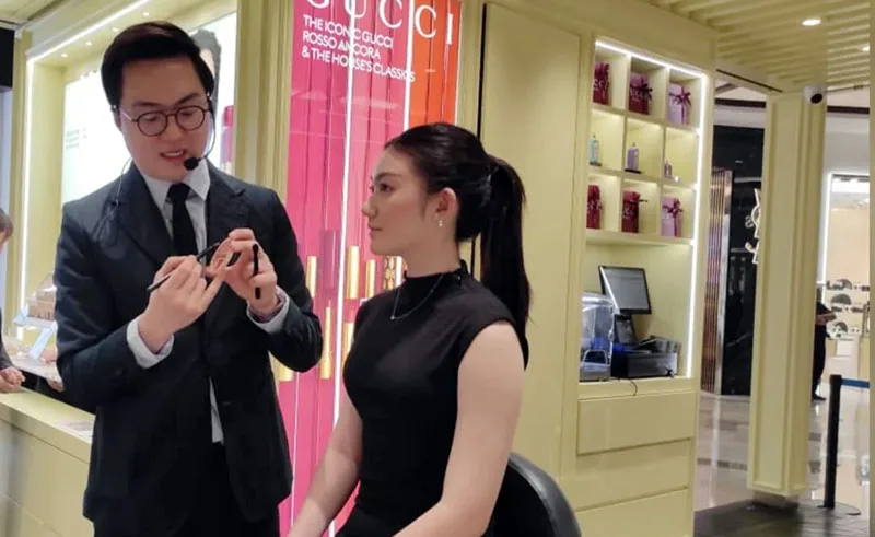 Tips menggunakan lipstik warna merah dan padanan makeup-nya.