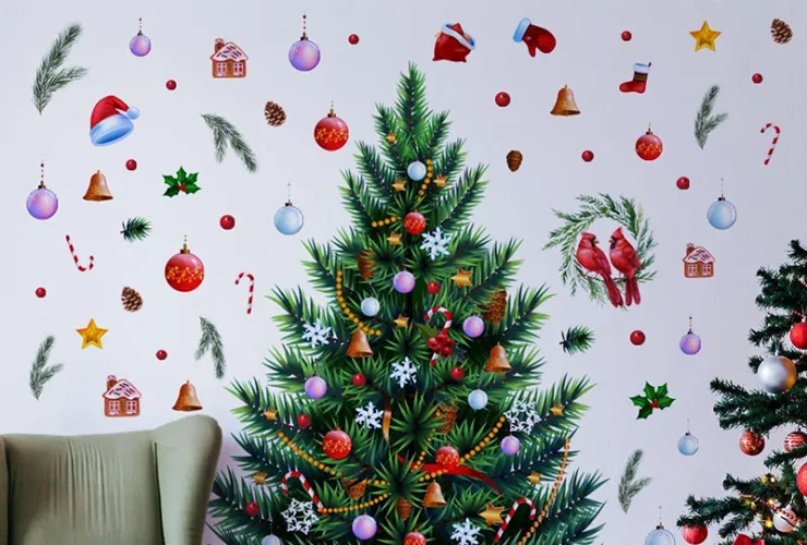 Pohon Natal berupa stiker stencil bisa digunakan lagi tahun depan. Lebih sustainable.