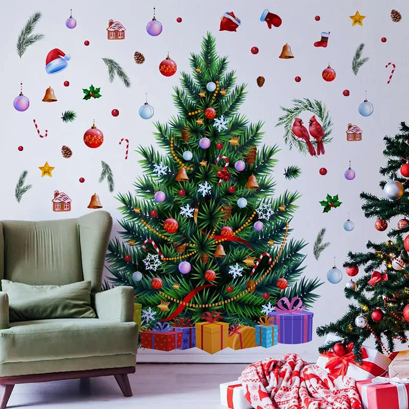 Pohon Natal berupa stiker stencil bisa digunakan lagi tahun depan. Lebih sustainable.